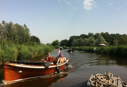 Travesía fluvial desde Ámsterdam a la zona de recreo de Vinkeveense Plassen, un lugar perfecto para relajarse o nadar, a 18 kilómetros al sur de la ciudad de los canales (unas cuatro horas en barca).