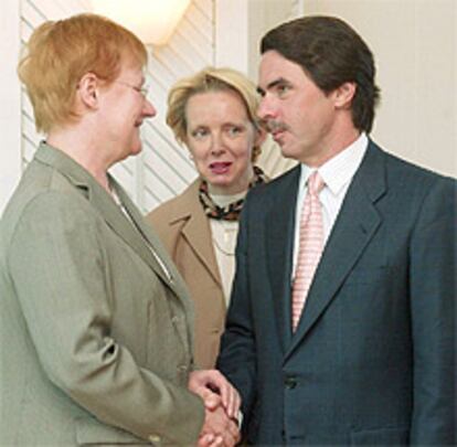 José María Aznar es recibido por la presidenta de Finlandia Tarja Halonen, en Helsinki.