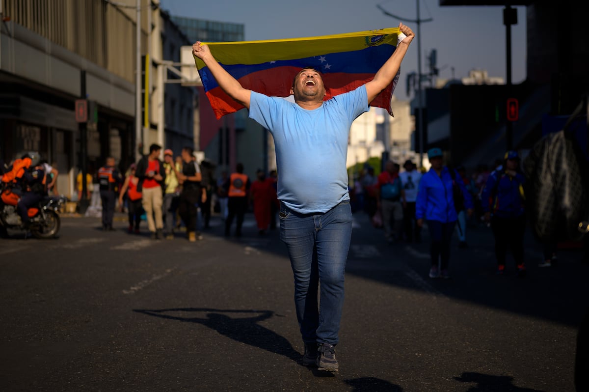 Las familias de los venezolanos encerrados en la megacárcel de Bukele cumplen dos semanas sin contacto con ellos