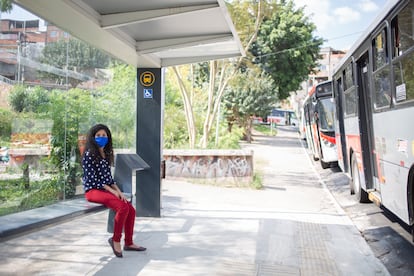 A paulistana Fernanda Pereira, que enfrenta três horas de transporte público para se deslocar da casa ao trabalho, em São Paulo.