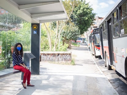 A paulistana Fernanda Pereira, que enfrenta três horas de transporte público para se deslocar da casa ao trabalho, em São Paulo.