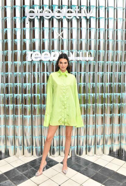 A Kendall Jenner le gusta pasarse por la sección de moda masculina y hacerse con una camisa vistosa varias tallas más grandes. Acompañada de unos zapatos joya puede ser la combinación perfecta para una fiesta.