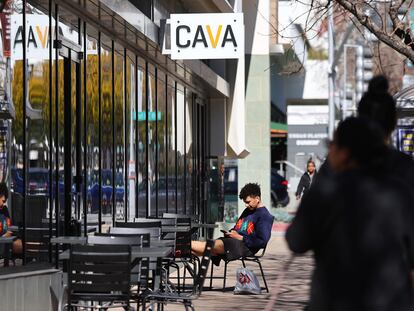 Personas en el exterior del restaurante Cava en Pasadena, California.