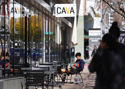 Personas en el exterior del restaurante Cava en Pasadena, California.