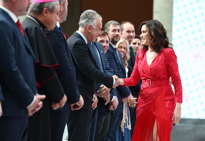 El ministro de Política Territorial y Memoria Democrática, Ángel Víctor Torres, saluda a la presidenta de la Comunidad de Madrid, Isabel Díaz Ayuso.