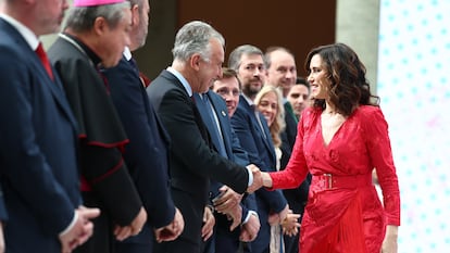 El ministro de Política Territorial y Memoria Democrática, Ángel Víctor Torres saluda a la presidenta de la Comunidad de Madrid, Isabel Díaz Ayuso.
