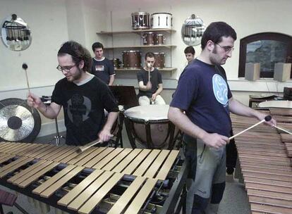 Alumnos en clase de percusión en el conservatorio Musikene en San Sebastián.