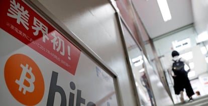 Anuncio de bitcoin en una tienda en Tokyo, Japón.