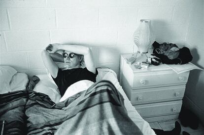 Andy Warhol en la habitación del hotel durante la filmación de My Hustler, 1965-7