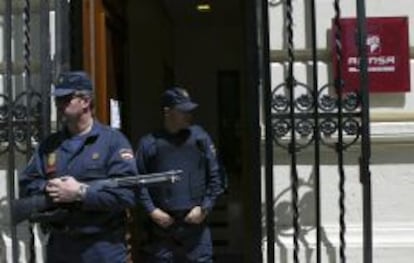 Polic&iacute;a a las puertas de la sede de Afinsa, en 2006.