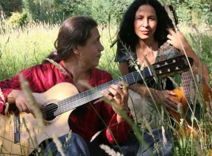 Xavier Mugardos y Natalia Corossi, ayer en su casa de A Picaraña (Padrón).