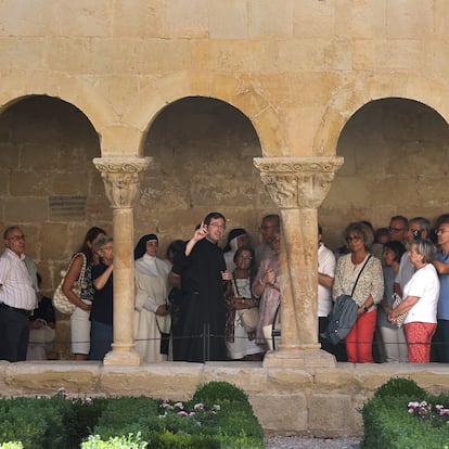 16-07-23. (DVD 1169). El padre Angel Abarca dirige una visita en el Monasterio de Santo Domingo de Silos, en Burgos.  Jaime Villanueva