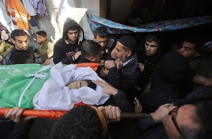 Palestinos llevan el cuerpo de Adnan Abu Khater, de 16 años, durante su funeral en el norte de la Franja de Gaza. 