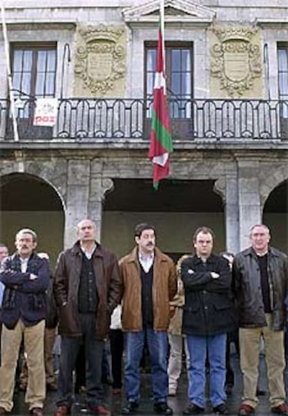 Los cuatro concejales del PSE en Andoain y el portavoz del PNV en el municipio, este mediodía frente al Ayuntamiento de la localidad.