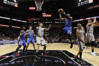 Westbrook entra a canasta durante el partido.