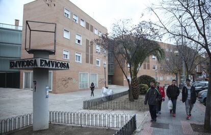 Fachada de uno de los edificios de viviendas sociales propiedad de Emvicosa.