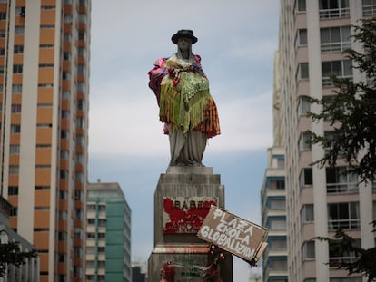 La estatua de la reina Isabel la Católica, que fue vestida de 'Chola' durante una protesta el 12 de octubre de 2020, en La Paz (Bolivia).