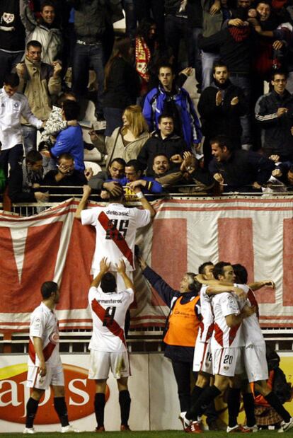 Jugadores del Rayo celebran una victoria con sus aficionados.