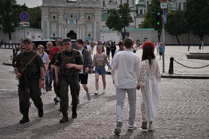 Los novios, vestidos con la tradicional vishivanka, ropa enriquecida con bordados, pasean por los alrededores de la catedral de Santa Sofía de Kiev.