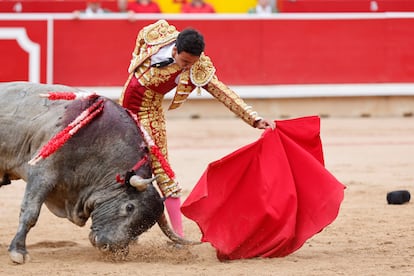 Natural de Juan de Castilla en el primer toro de su lote.