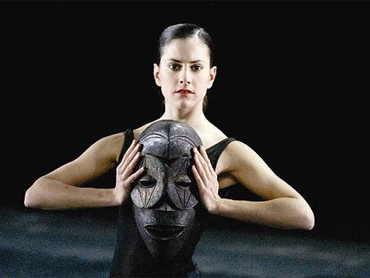 Simone Geiger, en una escena de <i>Whereabouts unknown,</i> de
Jiri Kilian, del Nederlands Dans Theater.