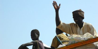 Ed Daein, Darfur, Sudán 2007. Retorno de desplazados por la guerra entre el norte y el sur de Sudán. Preparados para la partida, estos sudaneses del sur se despedían entre felices y preocupados por lo que se iban a encontrar de sus casas…