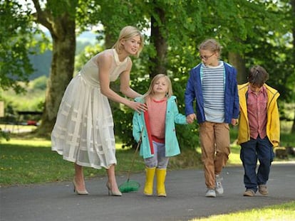Rosamund Pike (izquierda), en un fotograma de 'Nuestro último verano en Escocia'.