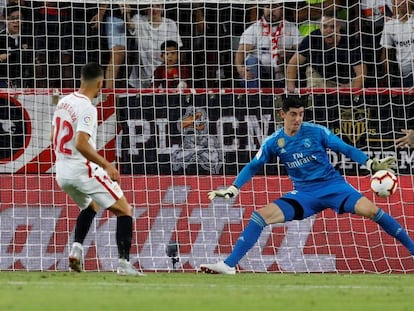 Andre Silva marca ante Courtois en el Sevilla - Real Madrid