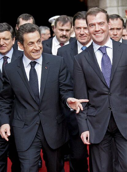 Sarkozy y Medvédev pasean esta mañana por las calles de Niza, donde han participado en el encuentro bilateral UE- Rusia