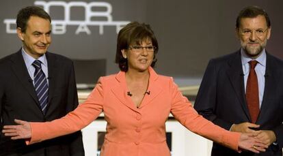 Zapatero y Rajoy posan en un debate electoral de 2008 con la moderadora Olga Viza.