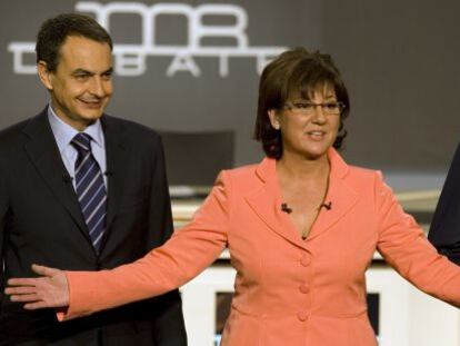 Zapatero y Rajoy posan en un debate electoral de 2008 con la moderadora Olga Viza.