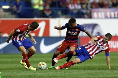 Neymar intenta controlar el bal&oacute;n entre dos jugadores del Atl&eacute;tico, Koke y Gabi.