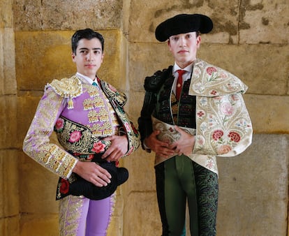 Marco Pérez, a la izquierda, y Javier Zulueta, integrantes del cartel de ayer, lunes, en la Feria de Abril.