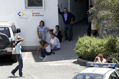 Amigos y familiares de las víctimas muestran su desolación a la puerta del centro de salud donde fue ingresada la víctima.