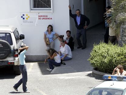 Amigos y familiares de las víctimas muestran su desolación a la puerta del centro de salud donde fue ingresada la víctima.