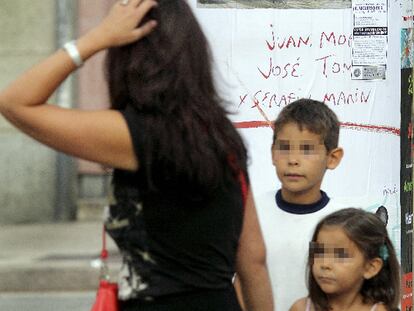 Una mujer contempla el cartel de Barceló que anuncia la última corrida de toros en Barcelona.