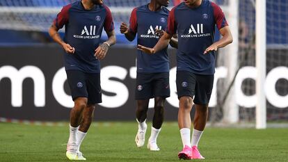 Neymar conversa com Mbappe durante treino do PSG neste sábado, em Lisboa.