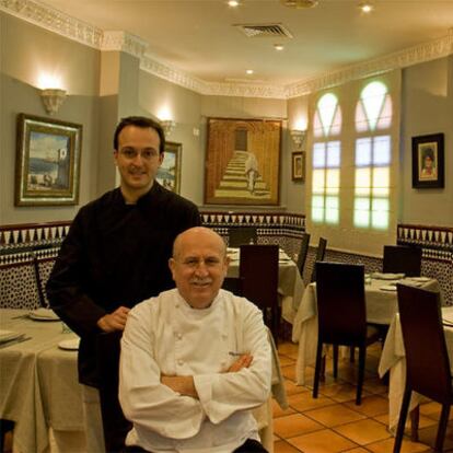 Miguel Palomo y su hijo (que se llama igual que él), en su restaurante.