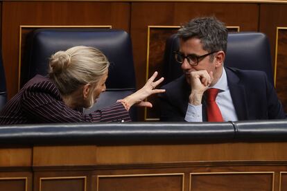 La vicepresidenta Yolanda Díaz y el ministro de la Presidencia y Justicia,  Félix Bolaños, este jueves en el Congreso.