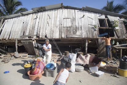 Afectados por el sismo trabajan en la reconstrucción de sus viviendas
