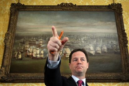 El viceprimer ministro británico, Nick Clegg, durante la rueda de prensa en Londres.