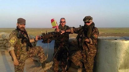 Sim&oacute;n (primero por la izquierda), espa&ntilde;ol de 47 a&ntilde;os, en un puesto del frente kurdo contra el ISIS, junto a otros dos compatriotas.