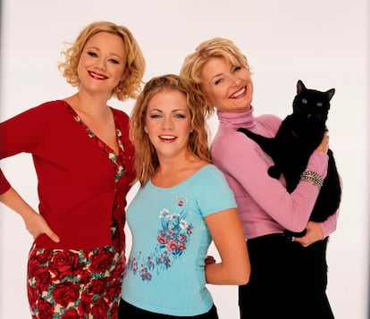 Caroline Rhea, Melissa Joan Hart, Beth Broderick y Salem el gato, en una imagen promocional de la cuarta temporada de 'Sabrina, cosas de brujas'.