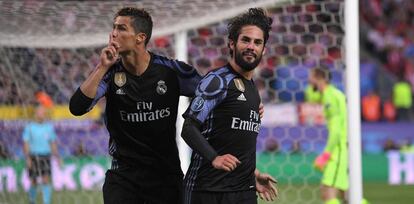 Isco celebra el gol y Cristiano manda callar al Calderón.