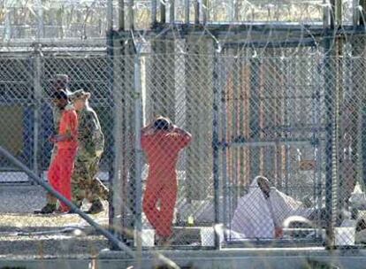 Varios presos de la base militar estadounidense de Guantánamo, situada en suelo cubano.