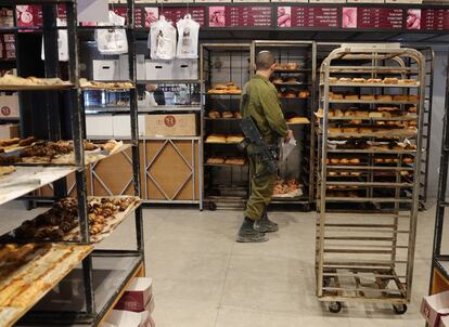 Un soldado israelí en una panadería de Sderot, este viernes.