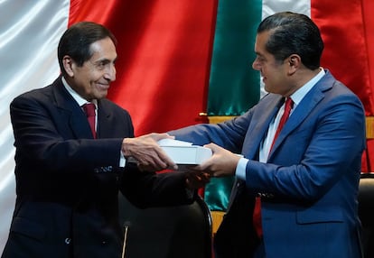 Rogelio Ramírez y Sergio Gutiérrez en la Cámara de Diputados, en Ciudad de México.