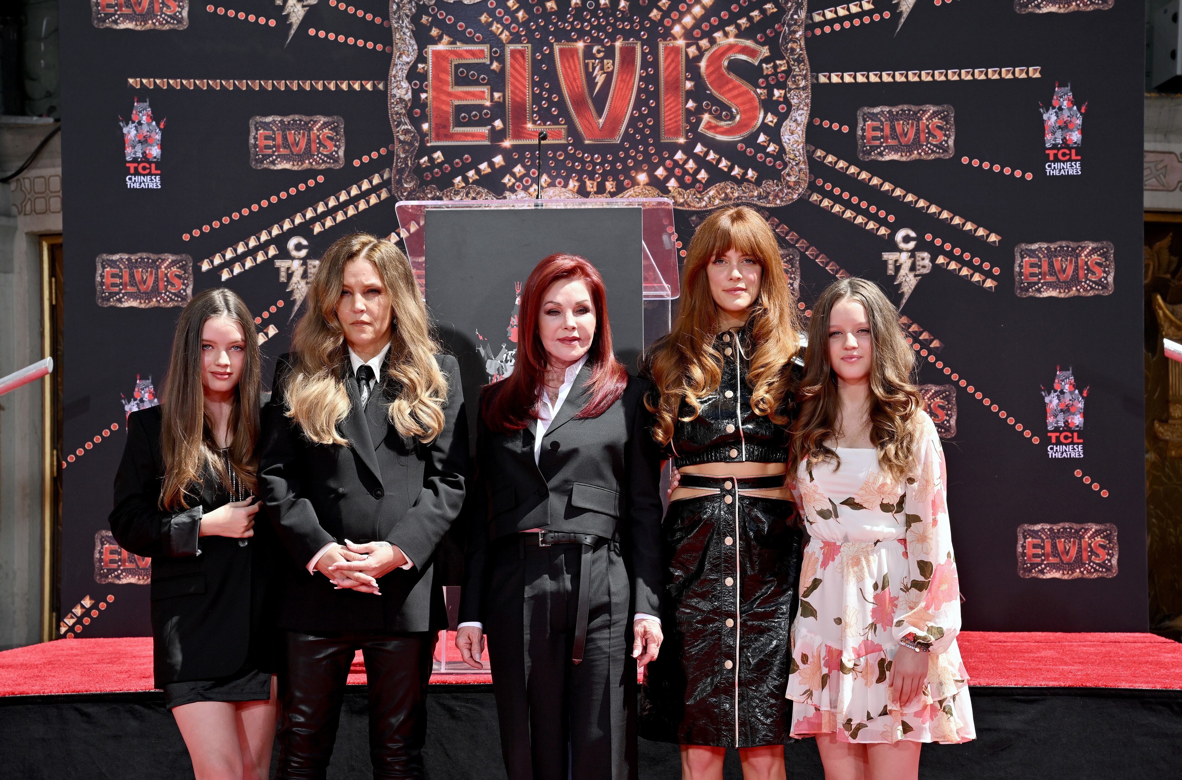 De izquierda a derecha, Harper Vivienne Ann Lockwood, Lisa Marie Presley, Priscilla Presley, Riley Keough y Finley Aaron, en una ceremonia en honor a Elvis Presley, el 21 de junio de 2022.