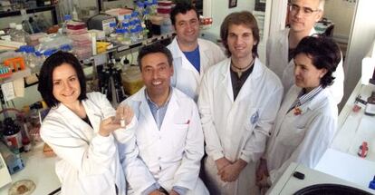 Julio Mart&iacute;n, segundo por la izquierda, fotografiado con su equipo de la Universidad de Zaragoza.