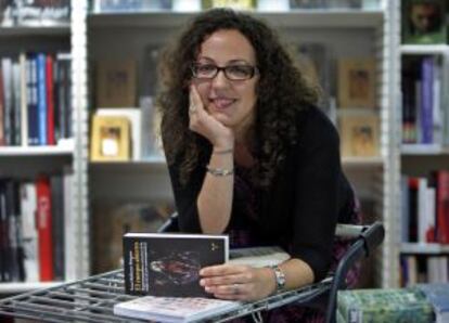 Irene Ballester, con su libro.